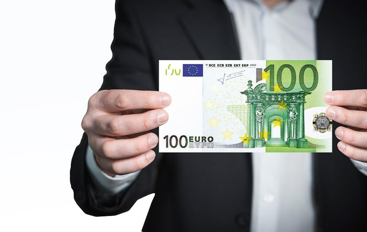 Mann mit Geldschein in der Hand