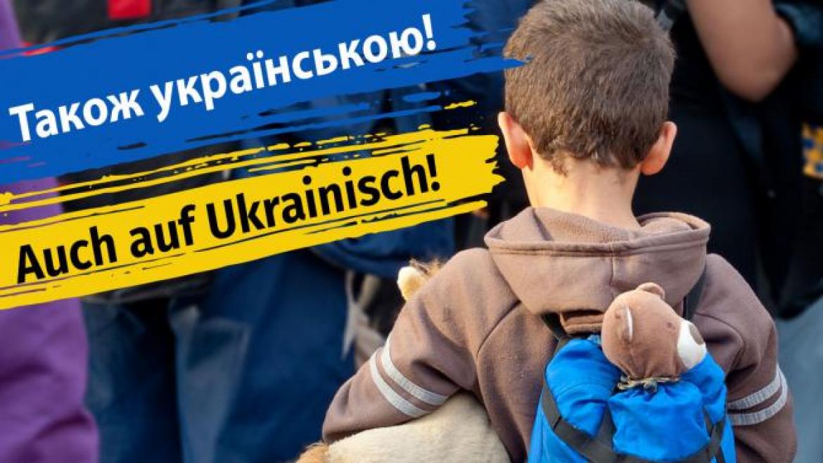 Junge mit Rucksack und Teddy (Ukraine)
