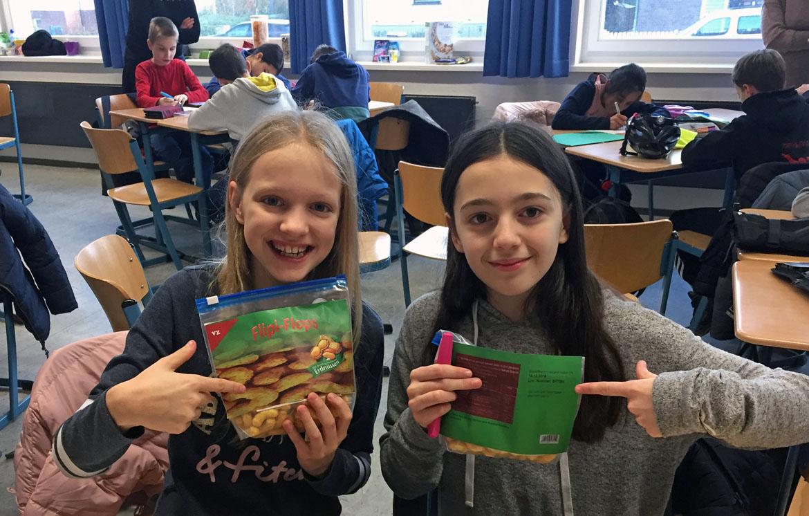 Hamburger Schülerinnen beim Mogelpackungsworkshop der Verbraucherzentrale Hamburg