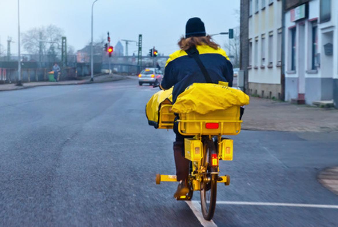 Briefträgerin auf Fahrrad