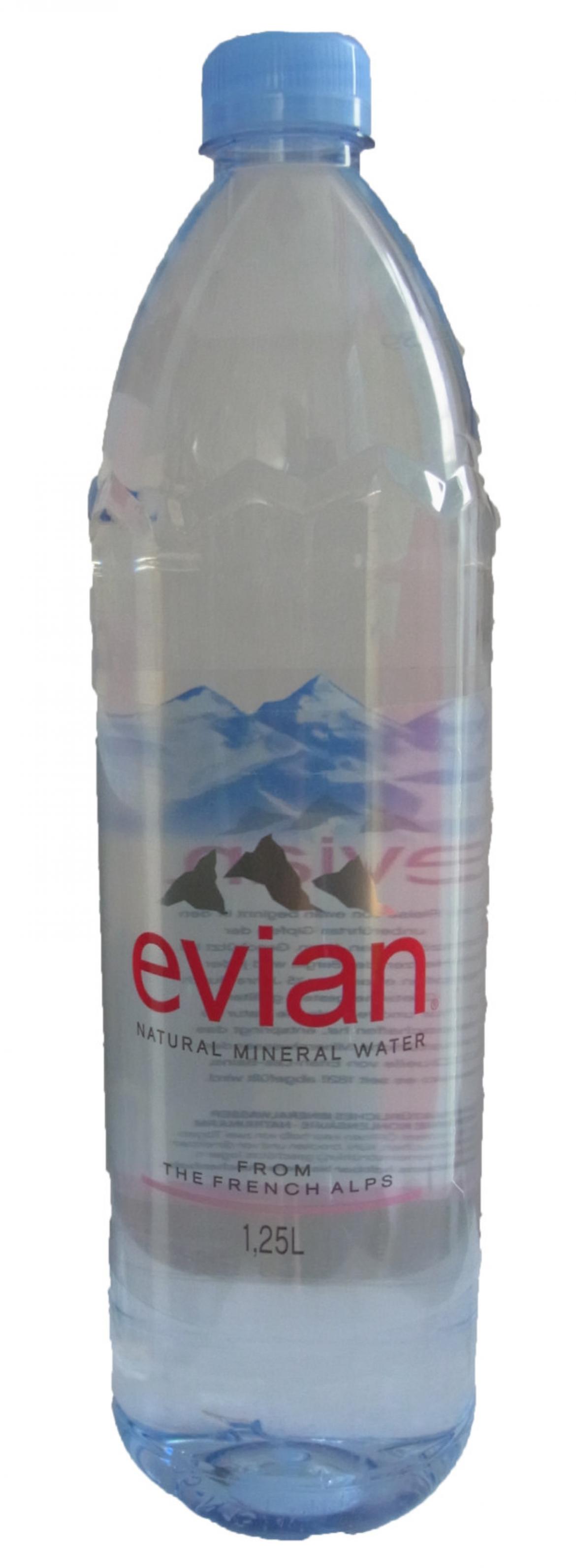 Eine Flasche Evian Mineralwasser