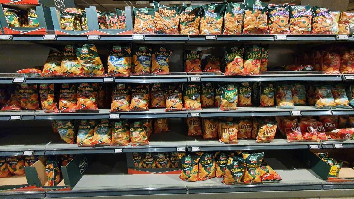 Mogelpackung: Chips von Funny Frisch im Regal eines Supermarkts