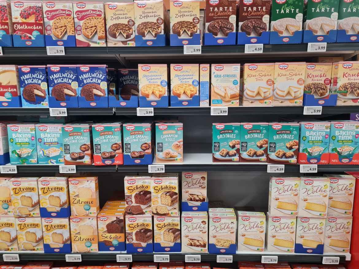 Regal in Supermarkt mit Backmischungen von Dr. Oetker