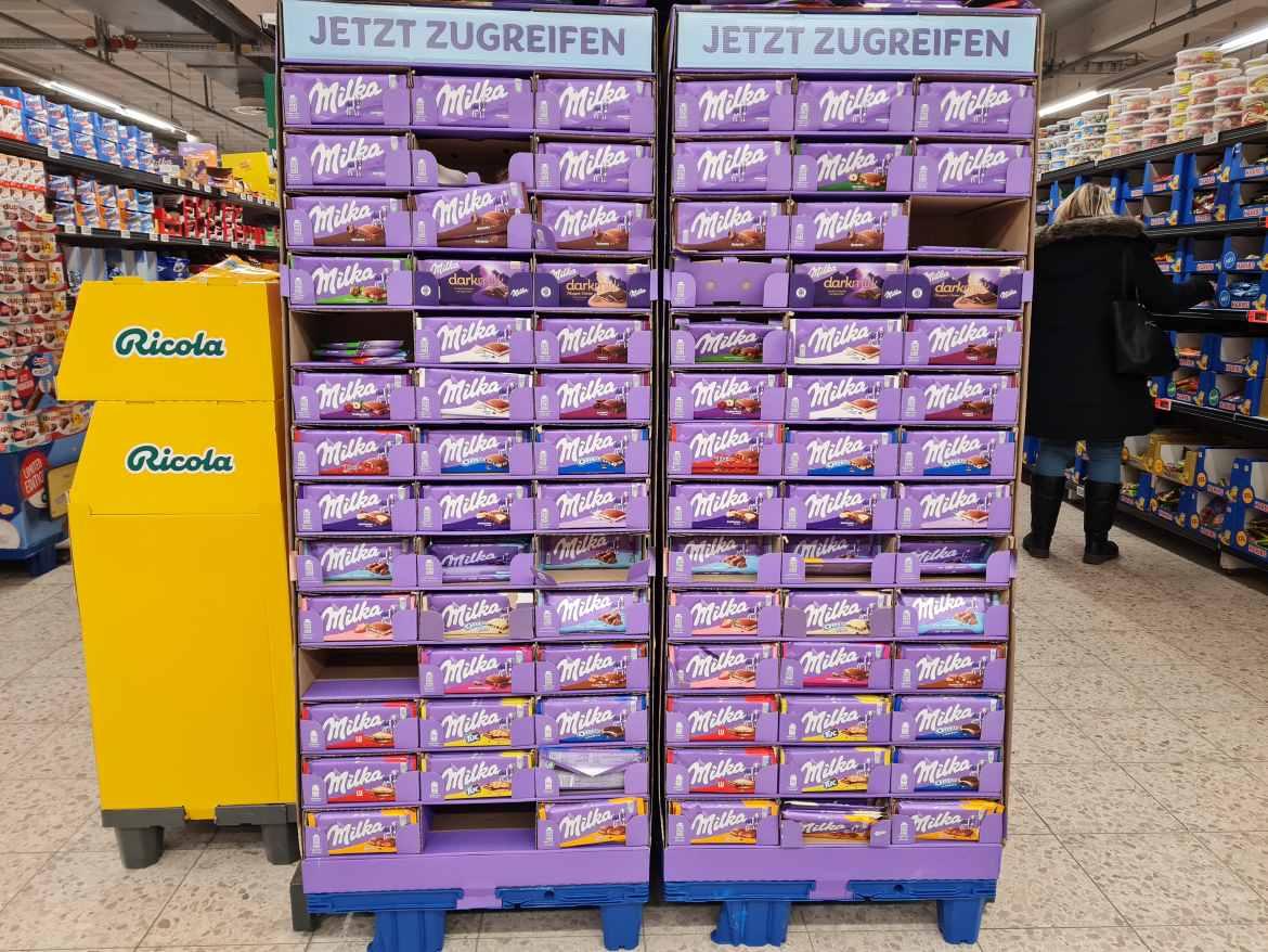 Mogelpackung: Milka Schokoladentafeln als Sonderangebot im Display präsentiert (2025)