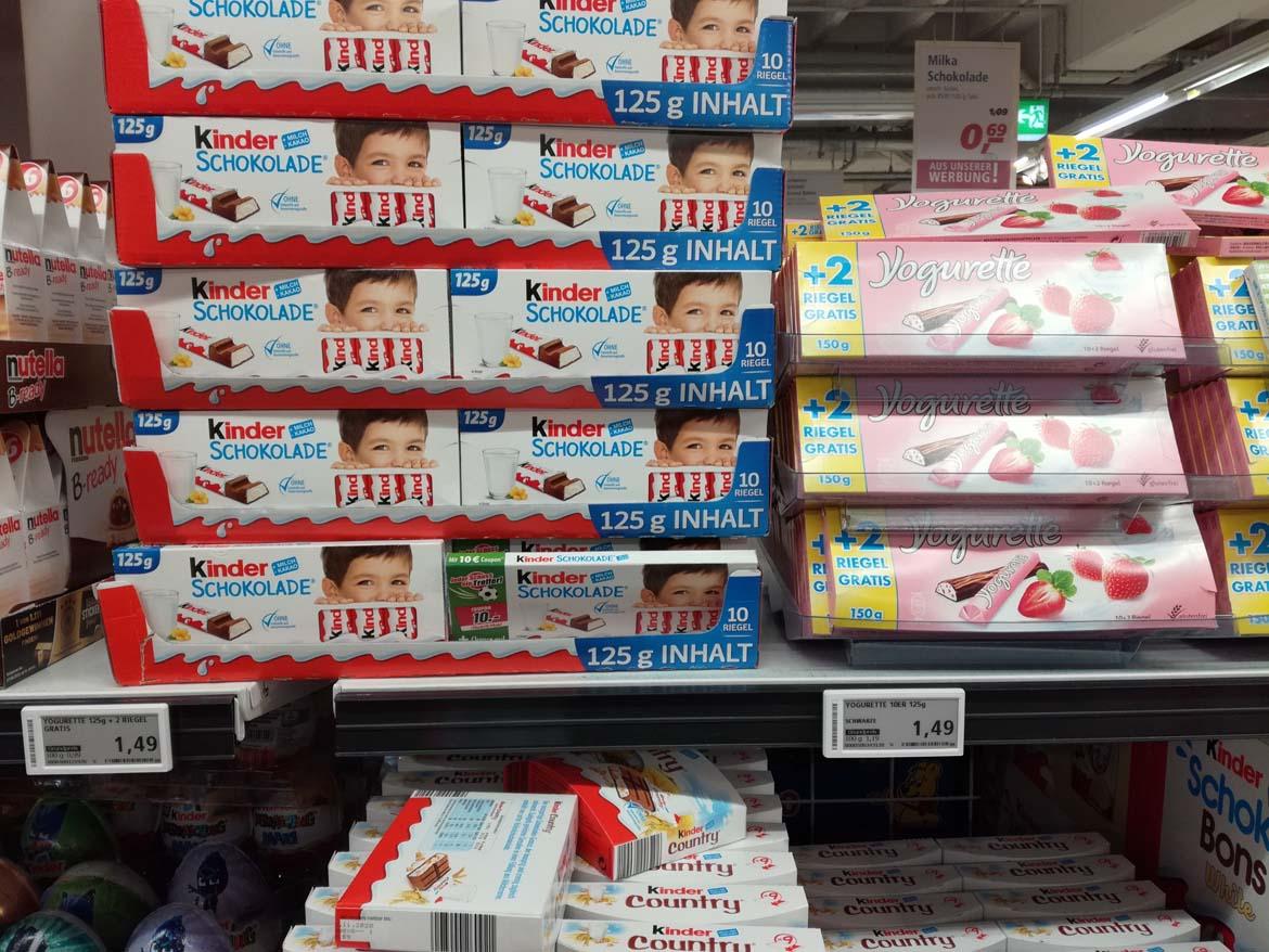 Regal im Supermarkt mit Schokolade der Marken Yogurette und Kinderschokolade