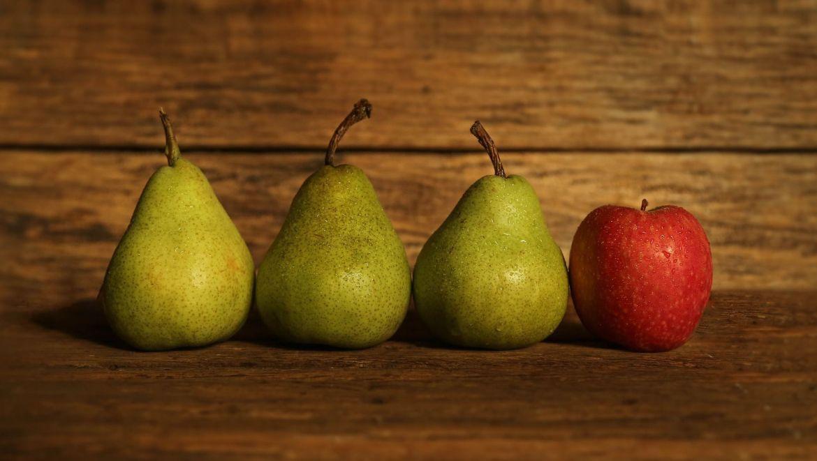 Drei Birnen und ein Apfel
