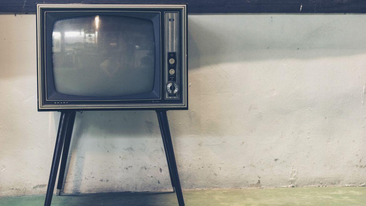 Ein alter Sharp-Fernseher vor einer weißen Wand