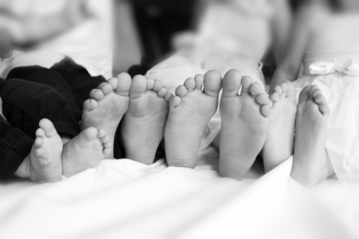 Viele Kinderfuesse