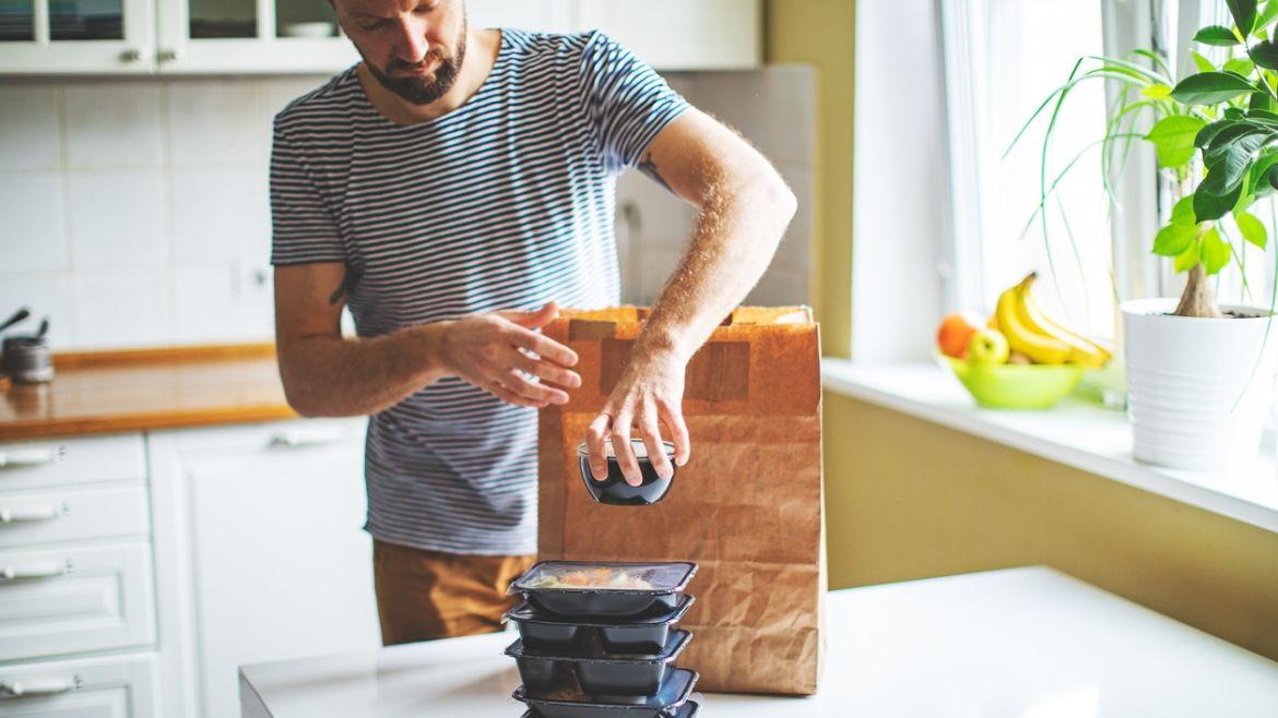 Mann mit Einwegverpackungen