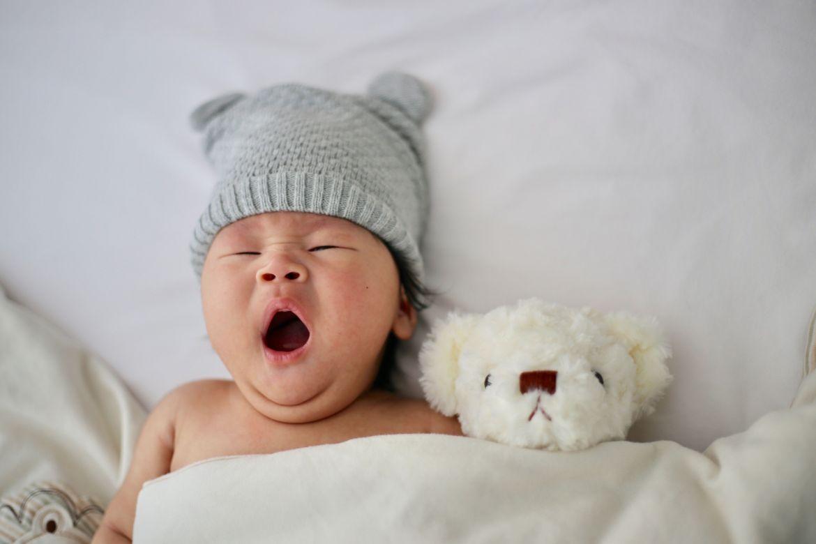 Baby mit Kuscheltier