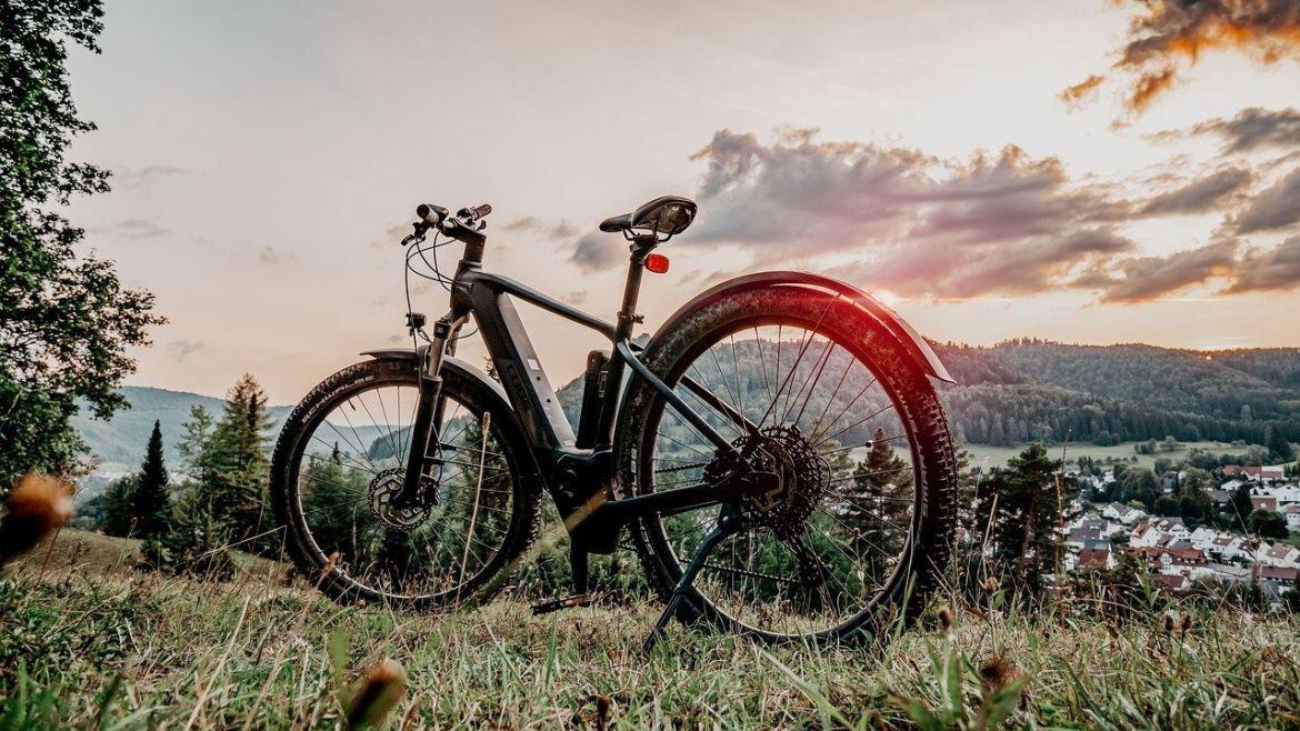 E-Mountainbike im Sonnenuntergang