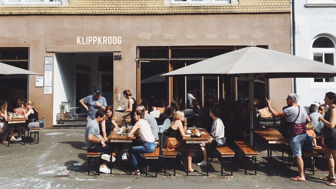 Menschen sitzen vorm Klippkroog in Hamburg Altona