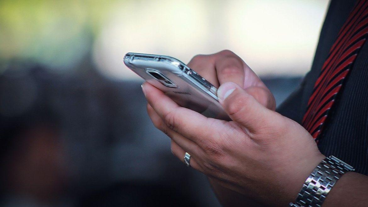 Hand tippt auf Smartphone