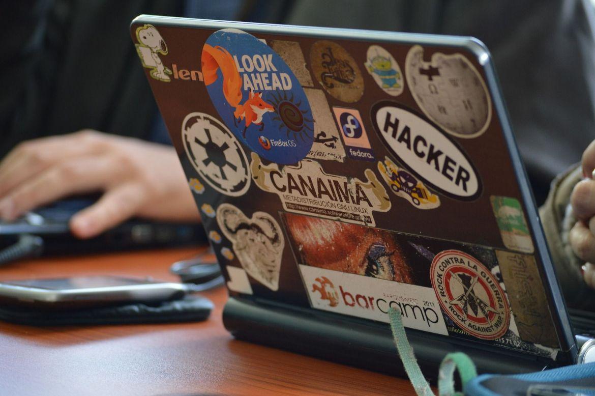 Mit Stickern beklebter Laptop