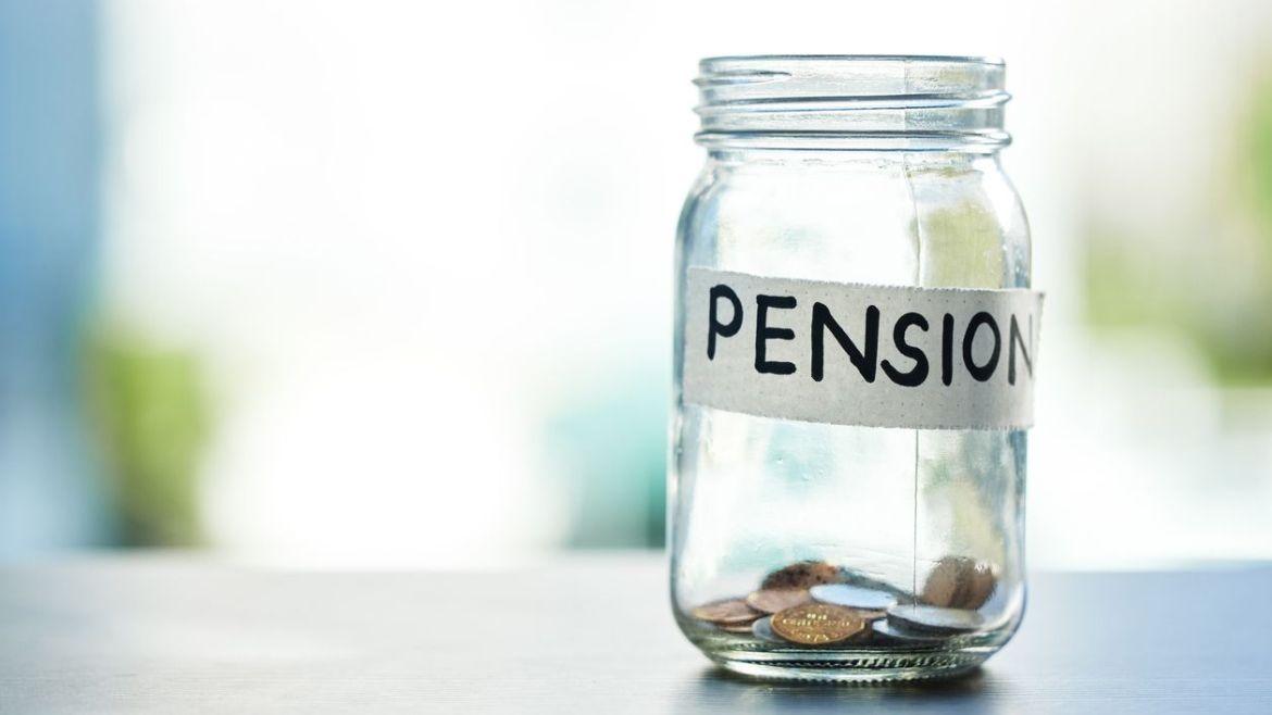 Leeres Glas mit wenig Geld und Aufkleber "Pension"