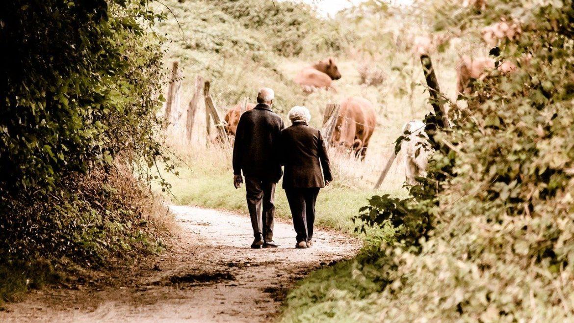 Ein älteres Paar geht Hand in Hand spazieren