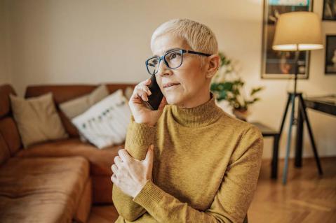 Ältere Frau am Telefon