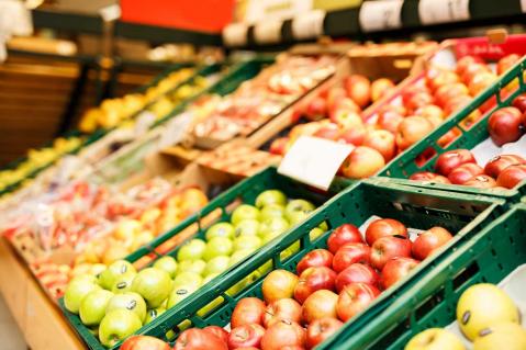 Äpfel in Kisten zur Auslage im Supermarkt