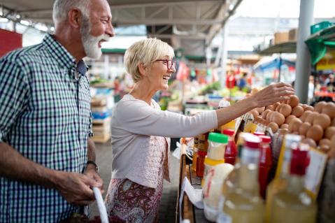 Älteres Paar auf Wochenmarkt