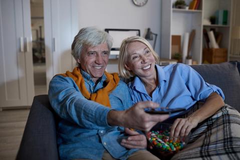 Älteres Paar schaut TV