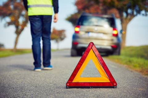 Warndreieck auf Straße wegen Autopanne