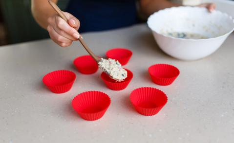 Backen mit roten Silikonformen