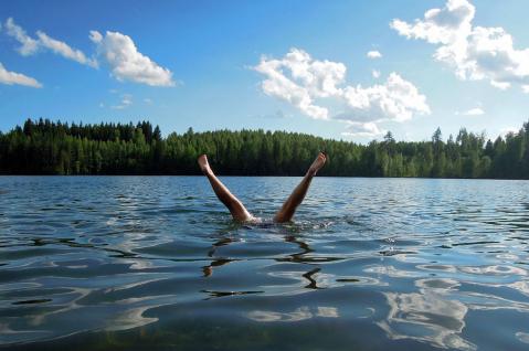 Handstand im Badesee