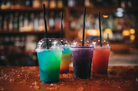 Becher mit buntem Slush-Eis