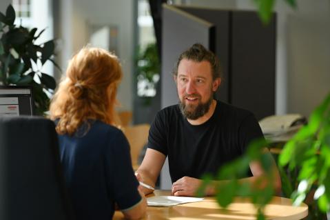 Verbraucherzentrale Hamburg: Mitarbeiter der Verbraucherzentrale bei persönlicher Beratung