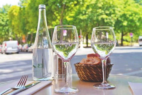 Gläser mit Bio-Mineralwasser im Restaurant