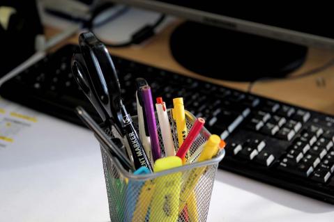 Stifthalter und Tastaur auf einem Arbeitsplatz
