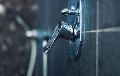 Dusche mit Armatur