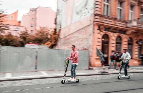 Zwei Männer mit E-Scootern unterwegs