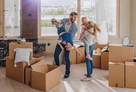 Familie beim Einzug in eine neue Wohnung