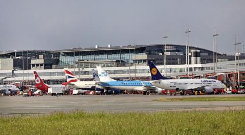 Flugzeuge auf dem Rollfeld