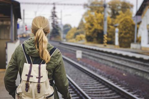 Frau an leerem Bahnsteig