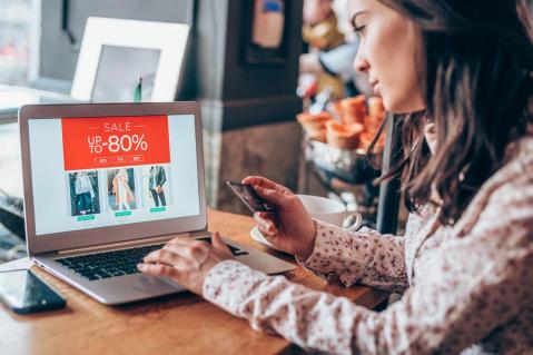 Frau beim Shoppen am Laptop