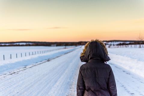 Frau in Schneelandschaft