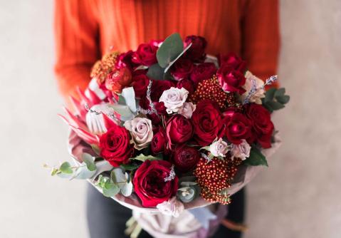 Frau mit Blumenstrauß in der Hand