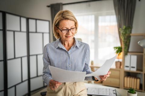 Frau mit Brille liest einen Brief