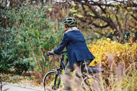 Frau mit E-Bike unterwegs