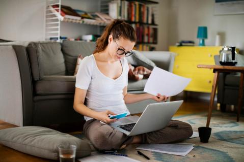 Frau mit Laptop am Boden