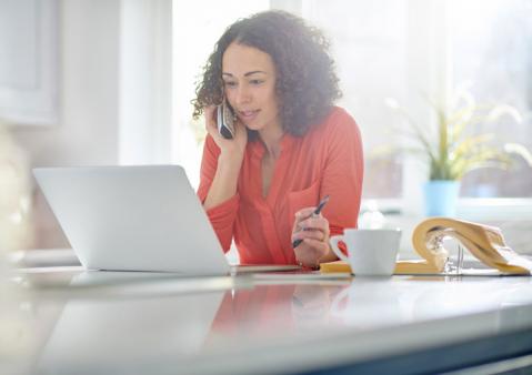 Banner: Frau am Laptop mit Telefon
