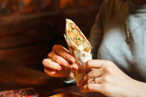 Frau mit Wrap in der Hand