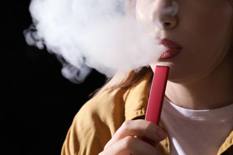Frau mit Einweg-E-Zigarette / Einweg-Vape