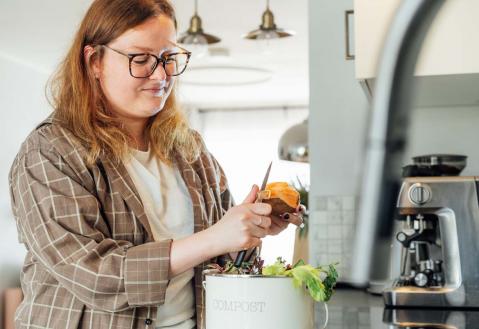 Frau schält Gemüse