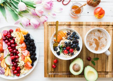 Frühstückstisch mit Superfoods