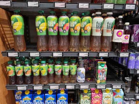 Flaschen mit Getränk Fuze Tea von Coca-Cola im Regal