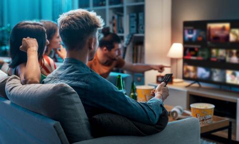 Gruppe junger Männer vor Fernseher bzw. Bildschirm
