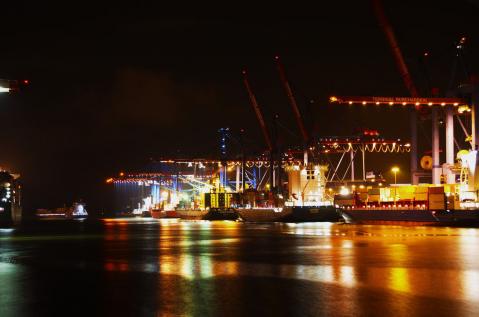 Hamburger Hafen bei Nacht